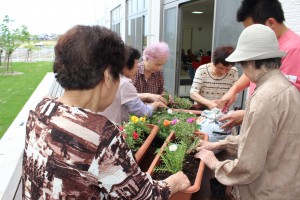ウッドデッキで園芸活動